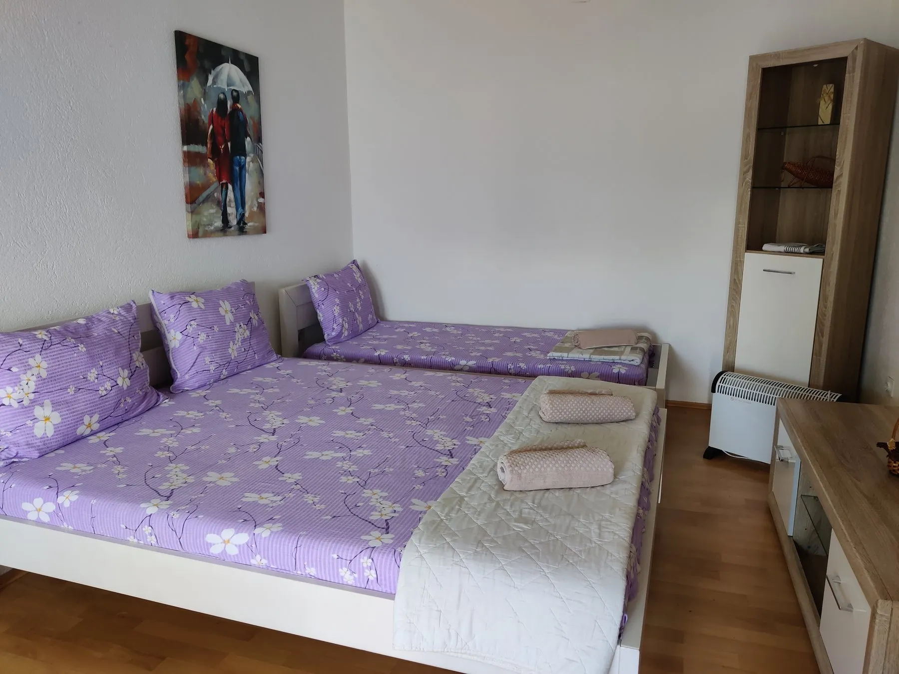 Bedroom with a double bed, single bed, and wardrobe in the Sunlit Ground Floor apartment