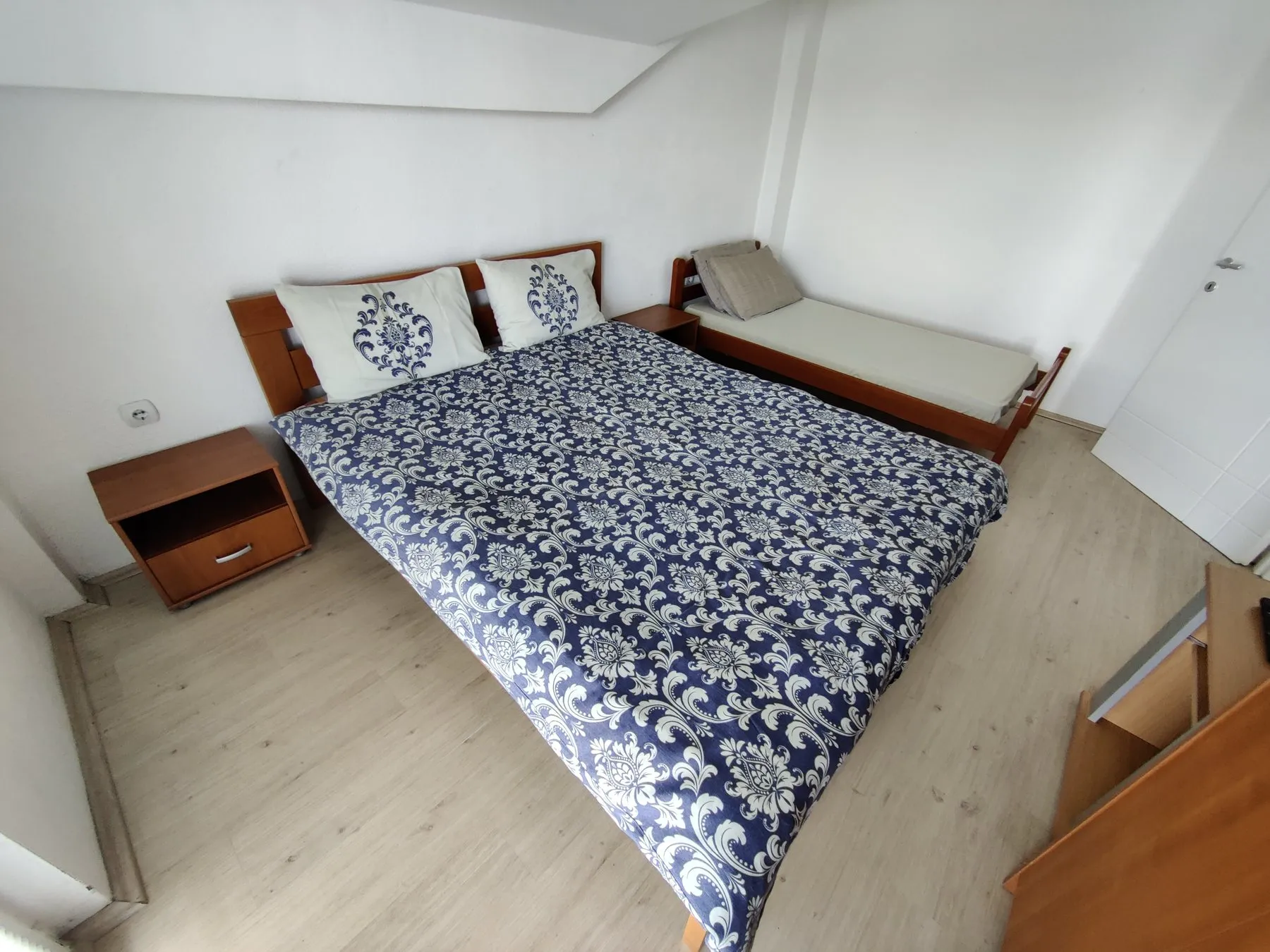 Bedroom with a double bed and single bed in the Duplex Lake View apartment