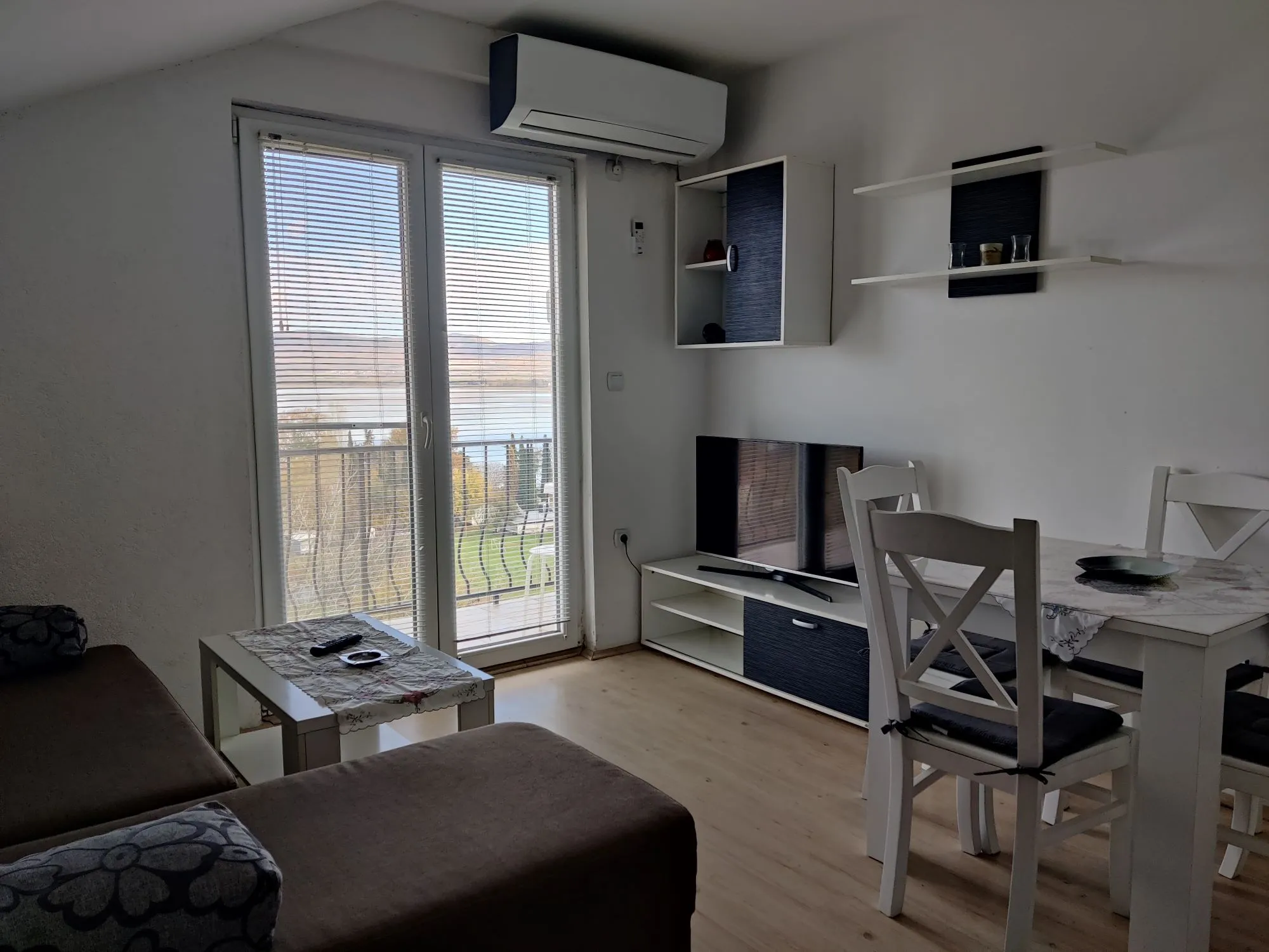 Bright Vila Roza living area with a view toward the lake